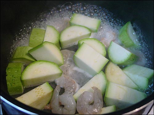 호박을 너무 익히면 물러져서 맛이 없어요. 